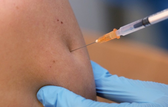 Am Freitag gibt es in Bad Sckingen drei Impfstellen  | Foto: Sebastian Willnow (dpa)