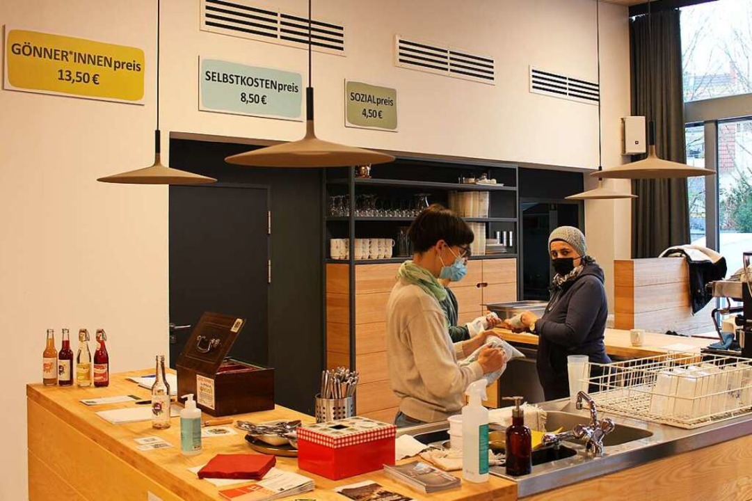 Die freiwilligen Helferinnen im Zuka Café in der Uhlandstraße  | Foto: Johannes Breuninger