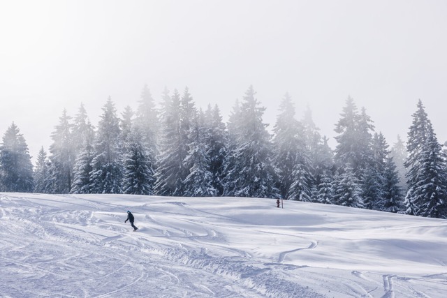 Auf dem Feldberg hat die Skisaison begonnen.  | Foto: Philipp von Ditfurth (dpa)