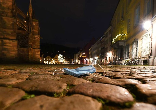 Auf dem leeren Freiburger Mnsterplatz liegt ein einsamer Mundschutz.  | Foto: Rita Eggstein