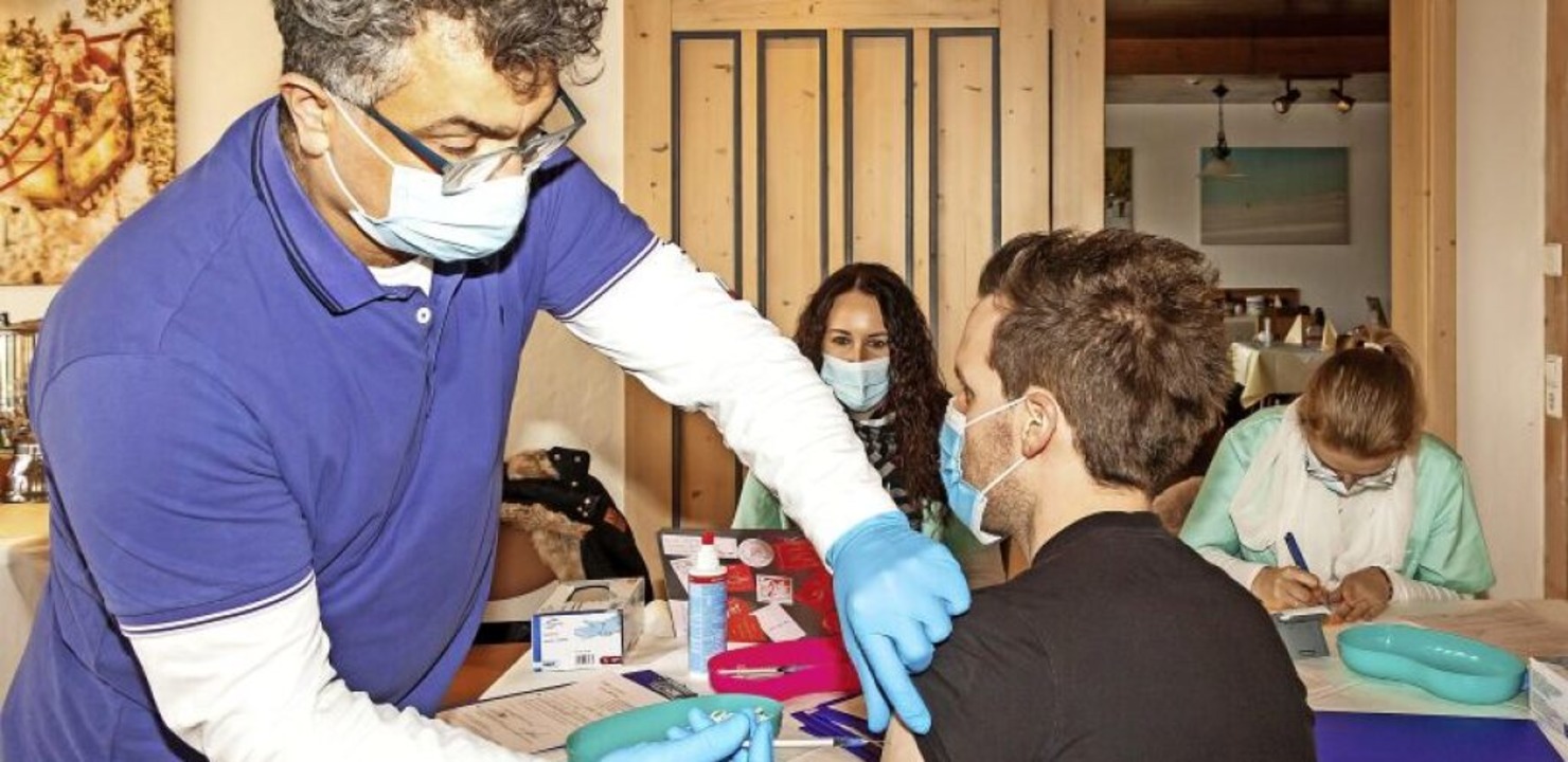 Impfarzt Mohamed B. Jafar in Aktion im...ndorf. Er impfte die Hotelmitarbeiter.  | Foto: Wilfried Dieckmann