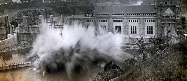 Um das Flussbett fr den Kraftwerksbau...ild ist auf den 5. April 1913 datiert. 