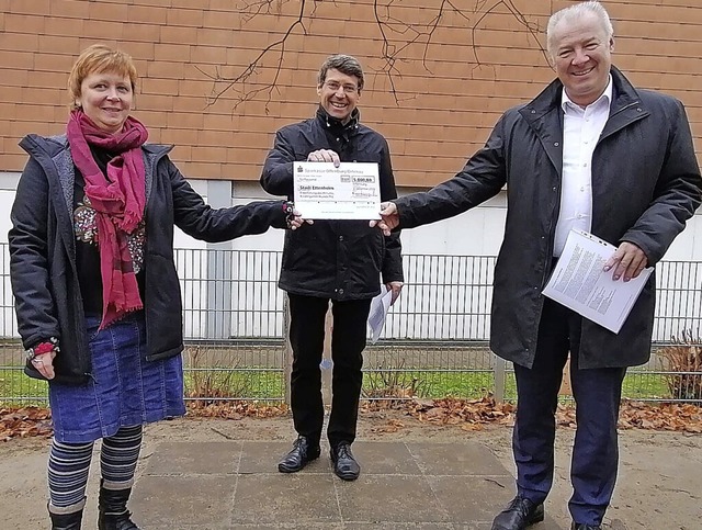 Kindergartenleiterin Petra Rheinberger... den Scheck von Klaus Bhler entgegen.  | Foto: Ulrike Hiller