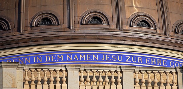 Ein Bibelspruch umrahmt die Kuppel des Zentrums fr Kultur in Berlin.  | Foto: Fabian Sommer (dpa)