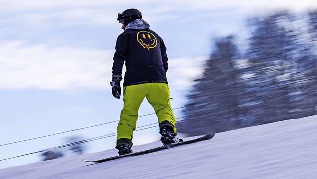 Snowboard-Fahrer auf dem Feldberg: Auc...liften gilt knftig die 2G-plus-Regel.  | Foto: Philipp von Ditfurth (dpa)