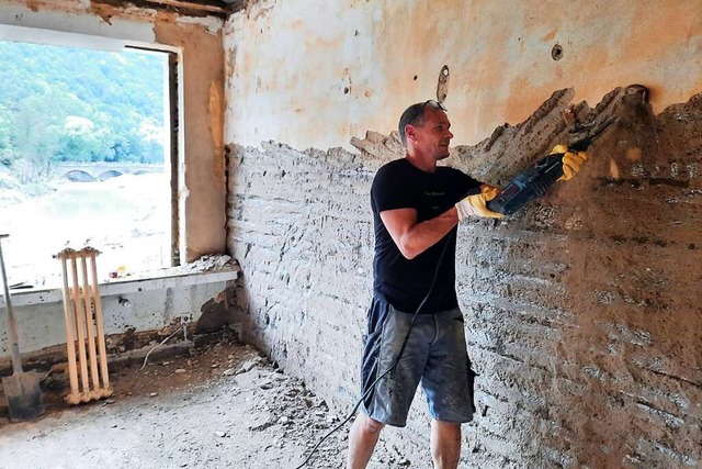 Uwe Tritschler  mit Schlagbohrer im Einsatz im zuvor berfluteten Dernau.  | Foto: Tobias Winterhalter