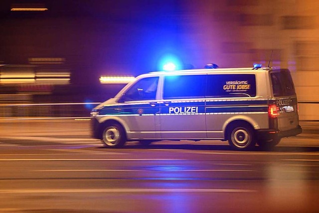 Die schsische Polizei prft nach dem ...ie die Corona-Verordnung (Symbolbild).  | Foto: Robert Michael (dpa)