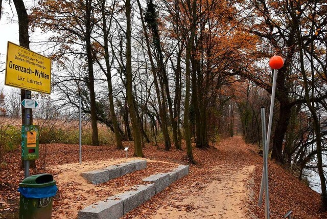 Eine Riesenstecknadel weist am Rhein i...unkt des Landes Baden-Wrttemberg hin.  | Foto: Heinz und Monika Vollmar