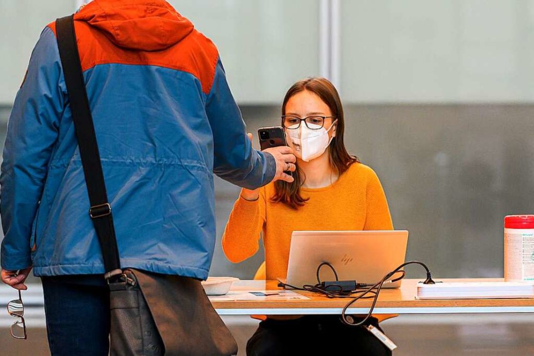Arbeitgeber mssen seit Ende November ...nesen oder getestet sind (Symbolbild).  | Foto: Robert Michael (dpa)