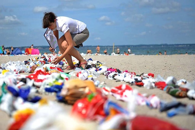Auch fr das Einsammeln von Plastikmll am Strand werden Freiwillige gesucht.  | Foto: Angelika Warmuth