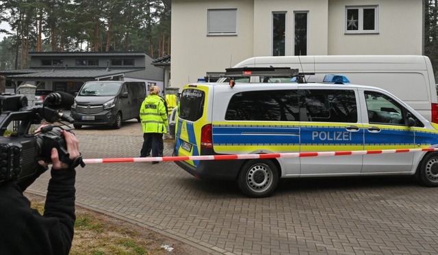 Die Polizei sperrte den Fundort ab.  | Foto: Patrick Pleul (dpa)