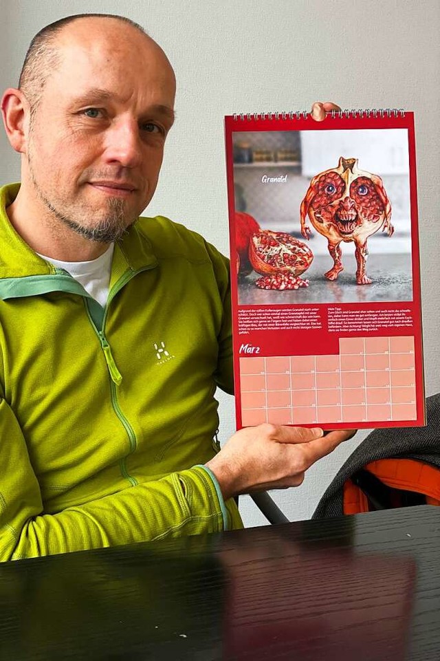 Ingo Lindmeier mit seinem neuen Kalender &#8222;Kleine Kchenmonster&#8220;  | Foto: Barbara Ruda