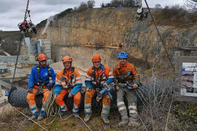 Ein Spezialistenteam sichert die alte Felswand hinter dem Kalkwerk Istein