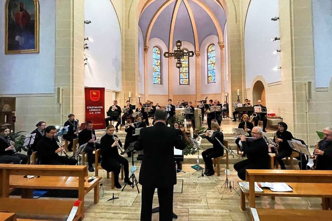 Das Orchester der Stadtmusik rings um ...iuskirche mit Dirigent Andreas Eckert.  | Foto: Barbara Ruda