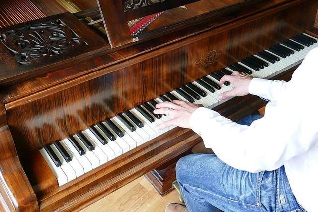 Ein Mann aus St. Peter restauriert Klaviere und röstet nebenbei Kaffee