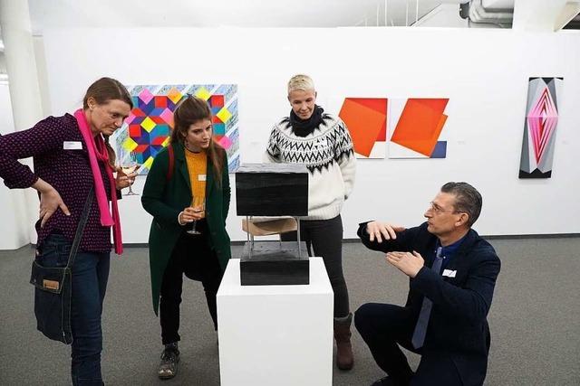 Künstler und Besucher auf der Suche nach dem Sinn moderner Objekte in der Kunsthalle Messmer
