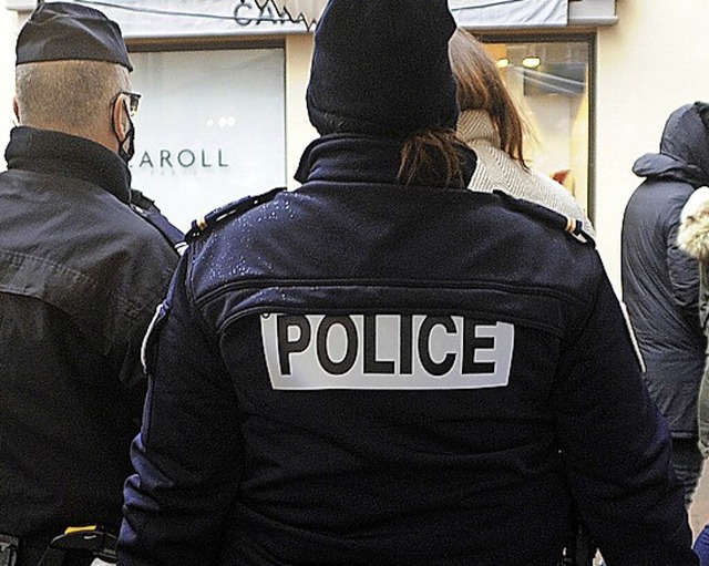 Polizisten patrouillieren  auf dem March de Nol in Colmar.  | Foto: Patrick Kerber