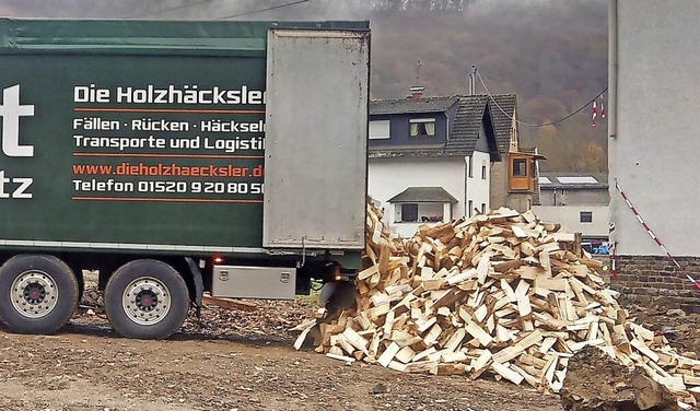 In Schuld im Ahrtal wurden 85 Schttraummeter Brennholz abgeladen.  | Foto: privat
