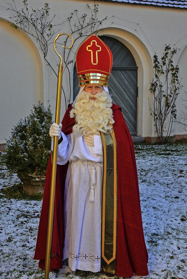 Mit Mitra und Bischofsstab: Willi Sander als Nikolaus   | Foto: Gabriele Hennicke