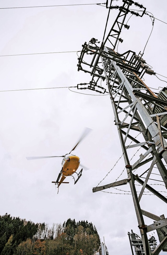 20000-Volt-Leitungen werden vom Hubschrauber aus berprft.  | Foto: Dimitri Dell