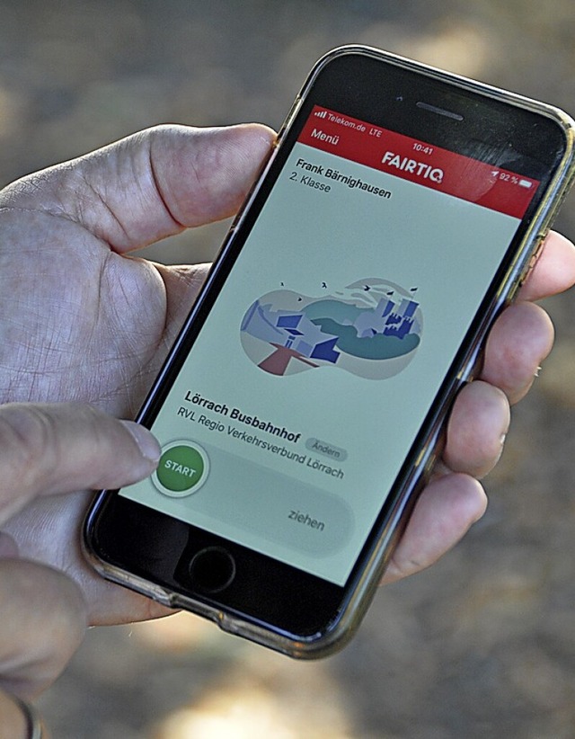 Mit einem Smartphone lsst sich die App Fairtiq nutzen.  | Foto: Daniel Gramespacher