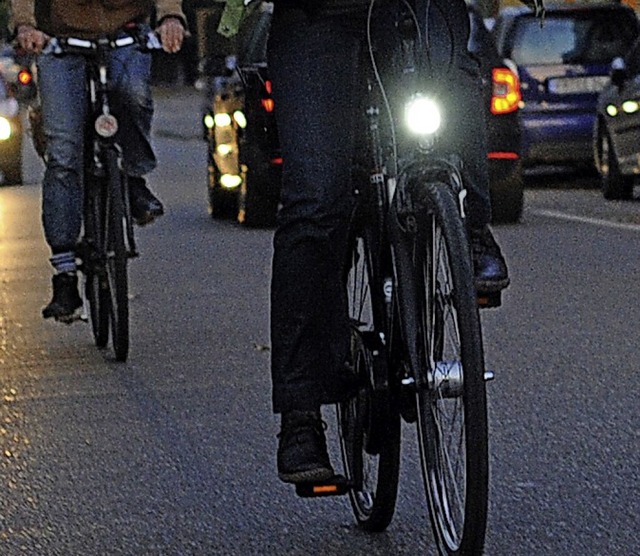 Nicht alle Radfahrer fahren mit Licht, obwohl sie es sollten.  | Foto: Patrick Seeger (dpa)