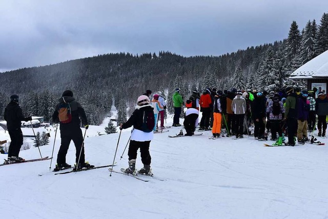 Am Sonntag  kamen bis zwlf Uhr rund 800 Wintersportler nach  Feldberg.  | Foto: Stefan Mertlik