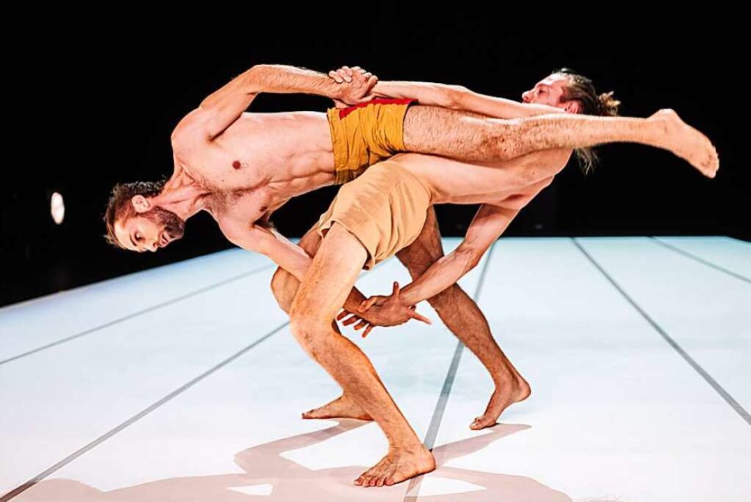 Akrobatisch: Szene aus Alexander Vanto...ie &#8222;Through the Grapevine&#8220;  | Foto: Bart Grietens