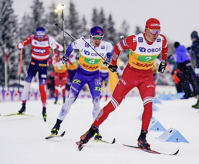 Druckvoll: Alexander Bolschunow (recht...and an der Spitze des Staffelrennens    | Foto: Fredrik Varfjell (dpa)