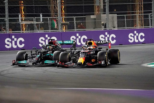 Lewis Hamilton und Max Verstappen lief...ckendes Duell um die Weltmeisterschaft  | Foto: Hasan Bratic (dpa)