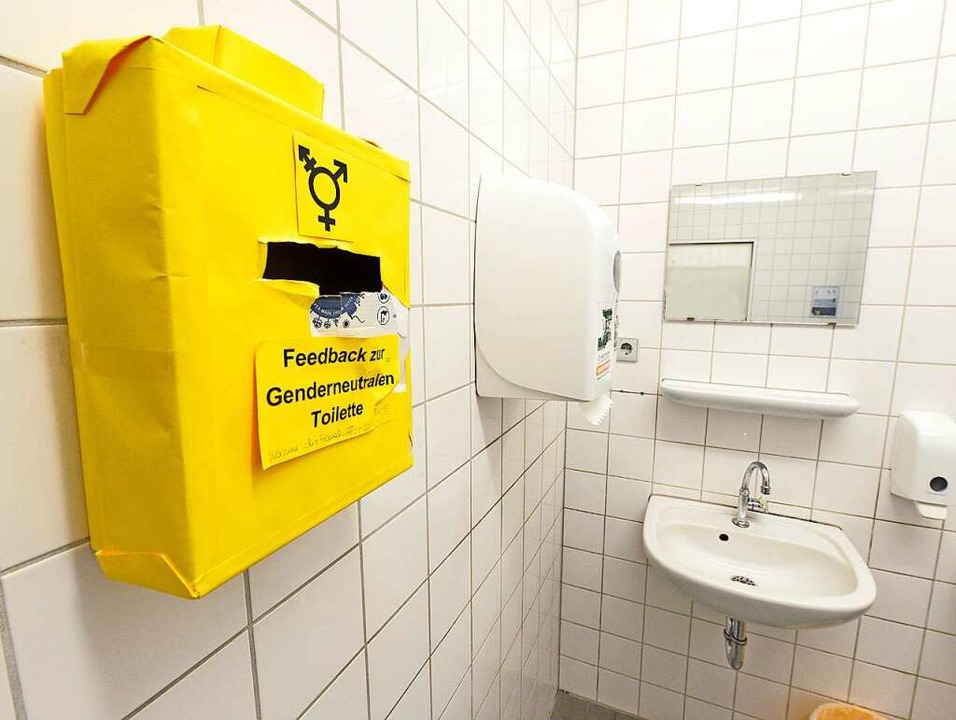 In der Unisex-Toilette an der PH hängt ein gelber Kasten für Feedback.  | Foto: Michael Bamberger