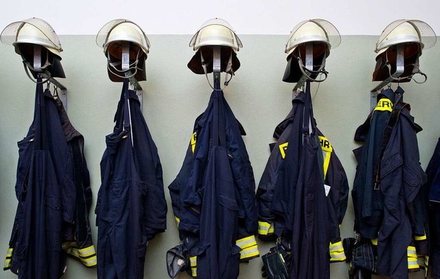 Feuerwehruniformen, der Freiwilligen Feuerwehr, Frankfurt.  | Foto: Patrick Pleul (dpa)