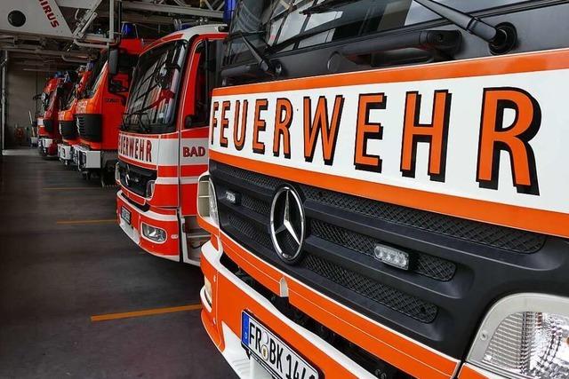 Brennende Klopapierrollen im Hochhaus sorgen für Einsatz der Feuerwehr-Drehleiter
