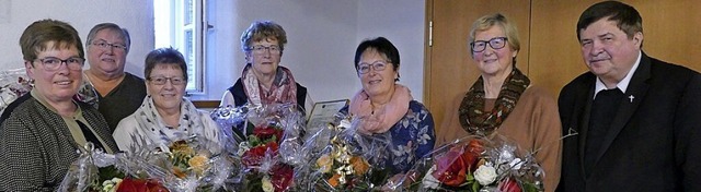 Pfarrer Fietz ehrt zum Abschied Gisela...) und Monika Rufle (Schriftfhrerin).   | Foto: Peter Meister