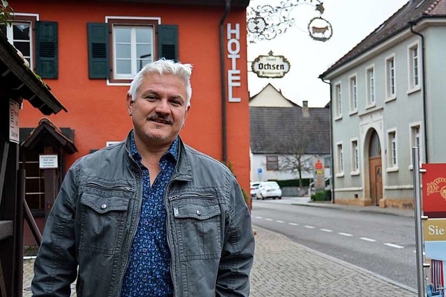 Ochsen-Wirt Peter Winkler vor seinem Hotel und der Gaststtte in Schallstadt  | Foto: Sophia Hesser