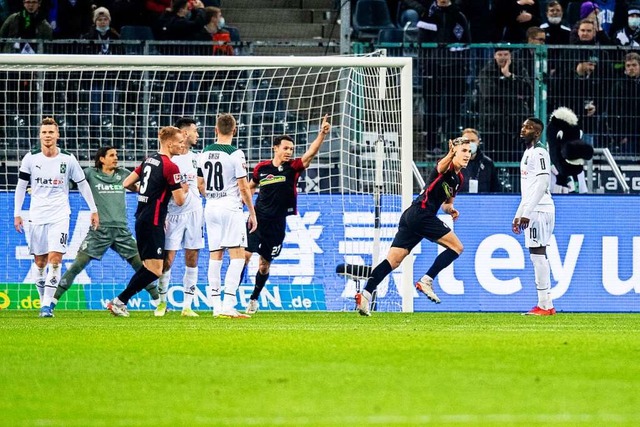 Szene eines Spiels: Nico Schlotterbeck...e das 6:0 fr den SC Freiburg erzielt.  | Foto: Marcel Kusch (dpa)