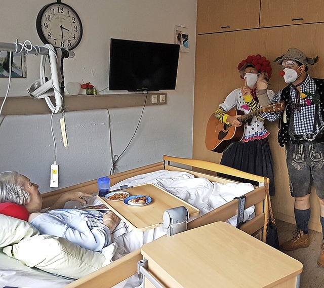 Zwei musikalische Clowns bringen Senioren gute Laune.  | Foto: Privat