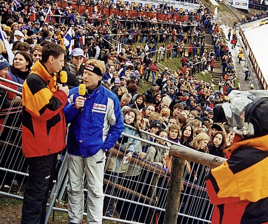 Erster Weltcup im Dezember 2001: Günth...Dieter Thoma vor fast 20000 Besuchern.  | Foto: Roland Weis