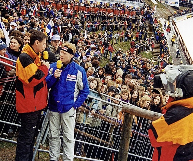 Erster Weltcup im Dezember 2001: Gnth...Dieter Thoma vor fast 20000 Besuchern.  | Foto: Roland Weis
