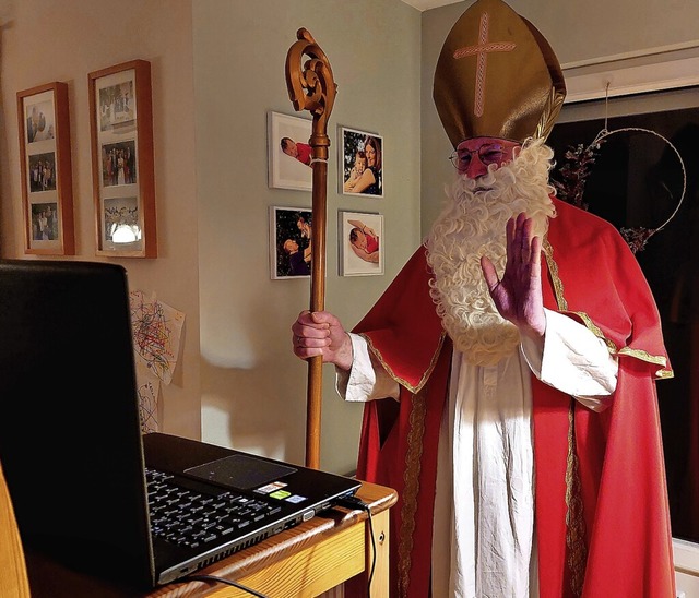 Perfekt gekleidet mit Bischofsmtze sc...e-Kindergottesdienst der Nikolaus zu.   | Foto: katholische Kirchengemeinde