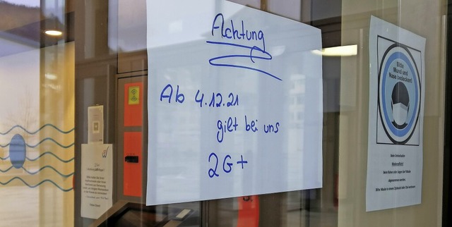 Ein Hinweis am Hallenbad in Waldshut m...gilt die 2G-Plus-Regel im Hallensport.  | Foto: David Rutschmann