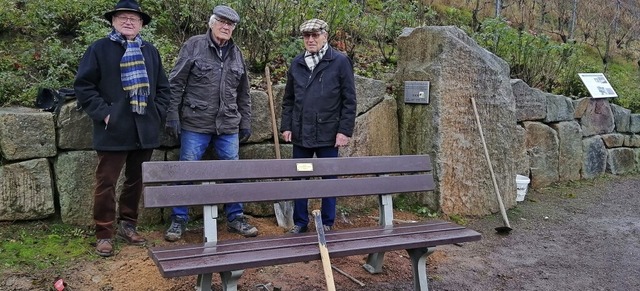 Klaus Khne, Klaus Brkle und Willi La...eder &#8222;aufgetauchten&#8220; Bank.  | Foto: Winfried  Knginger