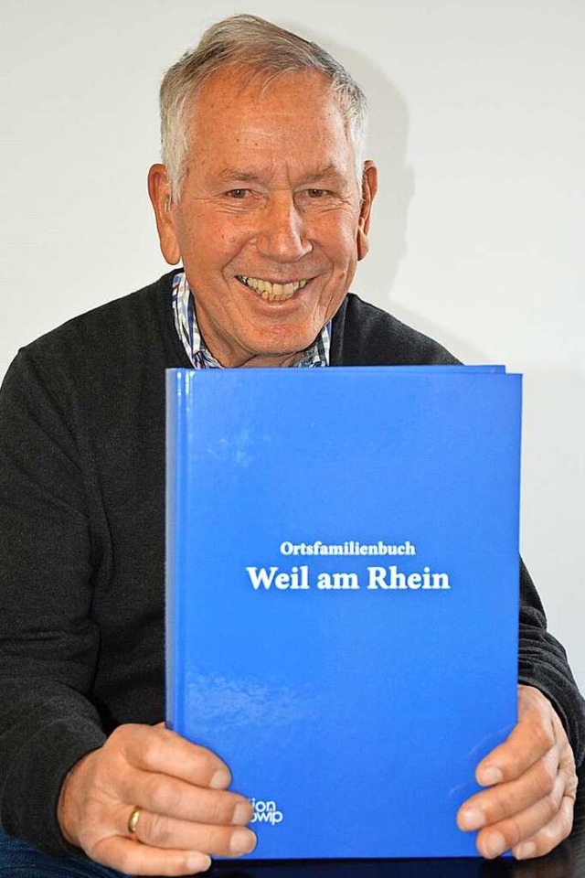 Karl Ziegler mit der berarbeiteten Ausgabe des Weiler Ortsfamilienbuches  | Foto: Hannes Lauber