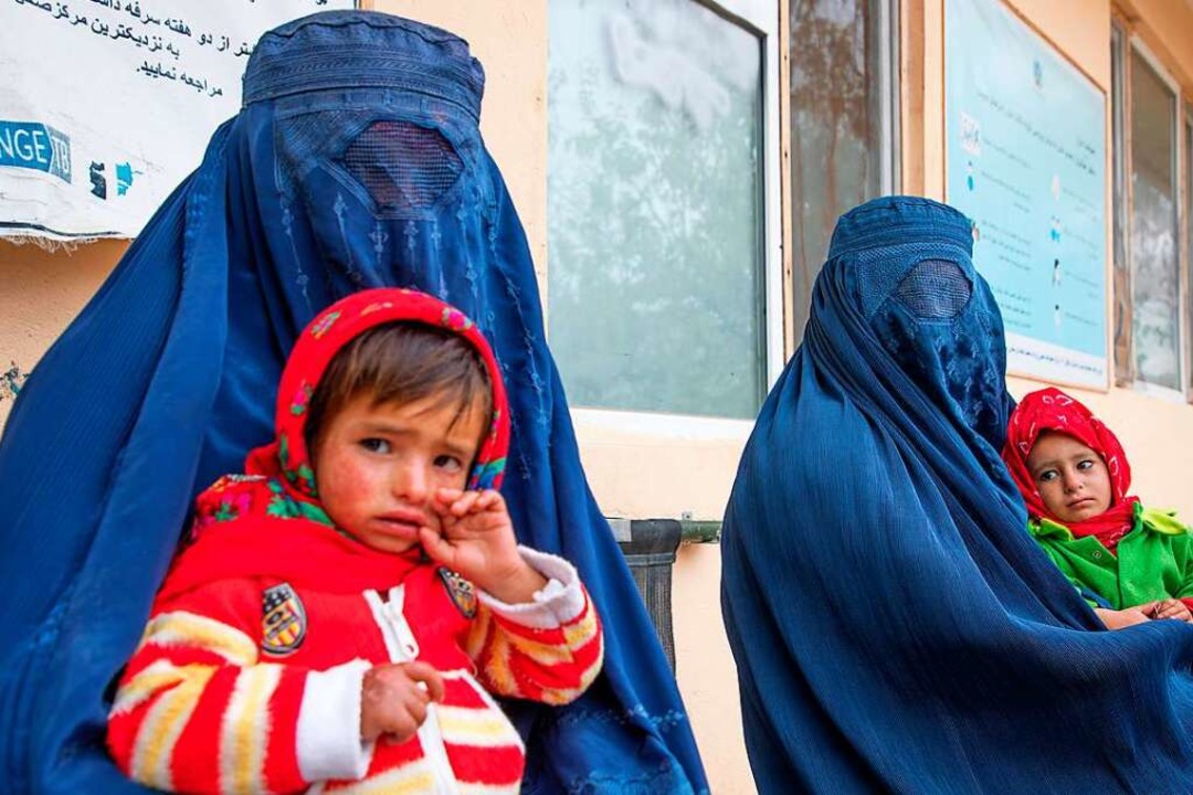 Zwei afghanische Frauen mit ihren Kindern in Aqkoprok  | Foto: Julian Frank (dpa)