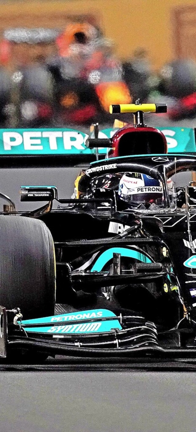Das Duell zwischen Lewis Hamilton (vor...eser Formel-1-Saison eine enge Kiste.   | Foto: Hasan Bratic (dpa)