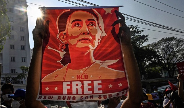 Demonstranten protestieren fr die Fre...on Friedensnobelpreistrgerin Suu Kyi.  | Foto: STR (AFP)