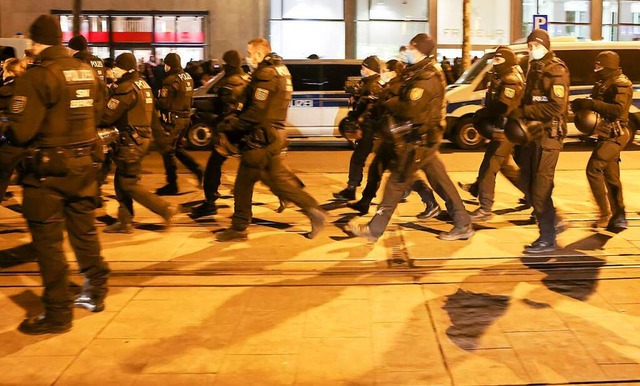 Einsatzkrfte der Polizei stoppten am ...onstration gegen die Corona-Manahmen.  | Foto: Jan Woitas (dpa)