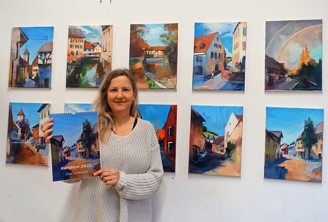 Insa Hoffmann in ihrem Atelier mit den Originalen der Kalender-Bilder  | Foto: Roswitha Frey