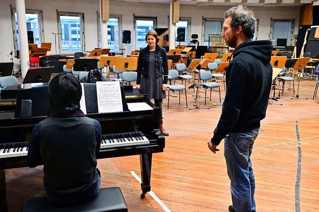 Pianist Hiroki Ojika, Bewerberin Clara...laus  Reinke (von links) beim Casting.  | Foto: Thomas Kunz