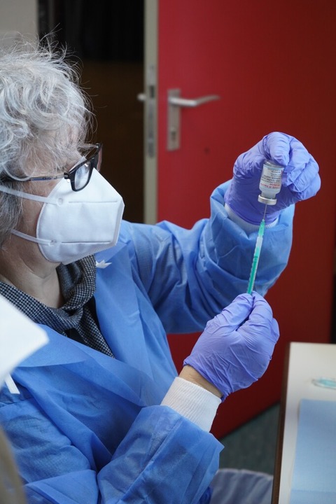 Anästhesieschwester Agnes Mohr zieht d...n für eine Moderna-Boosterimpfung auf.  | Foto: Lisa Petrich